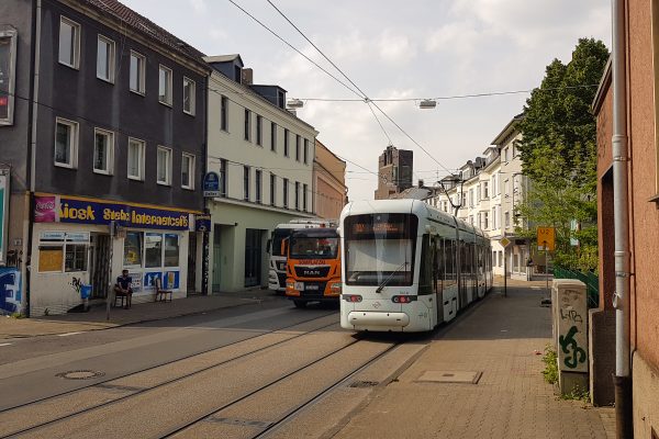 Das Foto zeigt die Straßenbahnlinie 302 im Kreativquartier Ückendorf in Gelsenkirchen