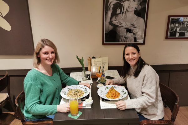 Das Foto zeigt Laura und Katalina im Restaurant Pasta viva la mamma in Bochum
