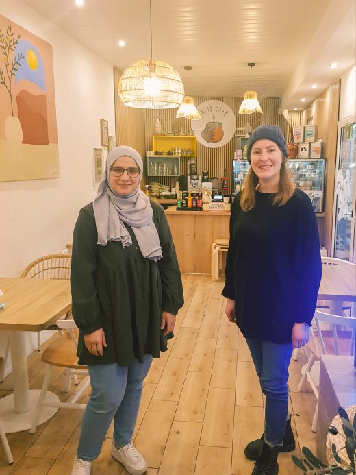 Das Foto zeigt Café-Besitzerin Assia und Melissa in Tatis Café in der Dortmunder Nordstadt