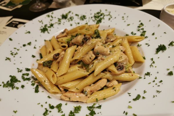Das Foto zeigt Penne all Pollo mit Hähnchen, Champignons und Brokkoli im Restaurant Pasta viva la mamma in Bochum