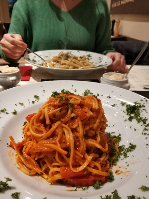 Das Foto zeigt Linguine in Tomatensauce mit Knoblauch und Garnelen im Restaurant Pasta viva la mamma in Bochum