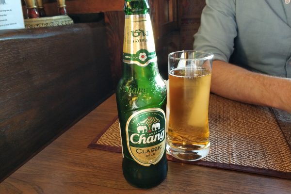 Das Foto zeigt thailändisches Chang Bier im Restaurant Arun Thai Aroy Dee in Mülheim an der Ruhr