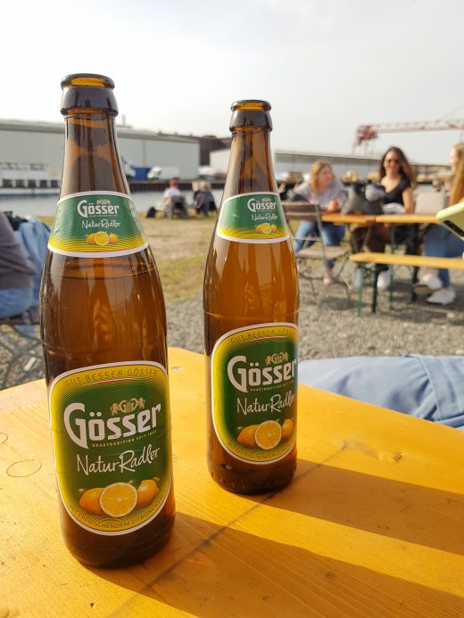 Das Foto zeigt Radler im Umschlagplatz im Hafen der Dortmunder Nordstadt