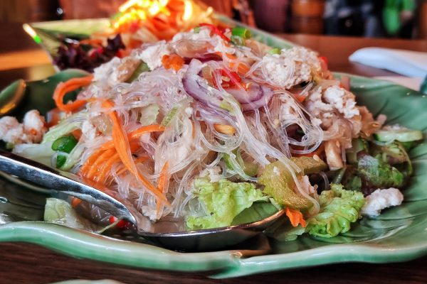 Das Foto zeigt Glasnudelsalat mit gehacktem Hühnchen (Yam Wunt Set) im Restaurant Arun Thai Aroy Dee in Mülheim an der Ruhr