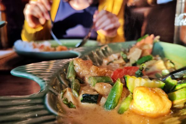 Das Foto zeigt Pangasius-Filet in Kokosnusssauce mit Gemüse und Thai Gewürzen (Pla Phad Phed) im Restaurant Arun Thai Aroy Dee in Mülheim an der Ruhr