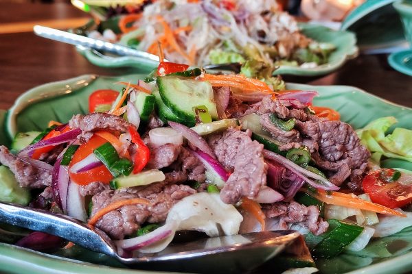 Das Foto zeigt Rindfleischsalat nach Thai Art (Yam Nuea) im Restaurant Arun Thai Aroy Dee in Mülheim an der Ruhr