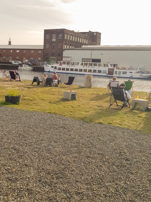 Das Foto zeigt Liegestühle im Umschlagplatz im Hafen der Dortmunder Nordstadt