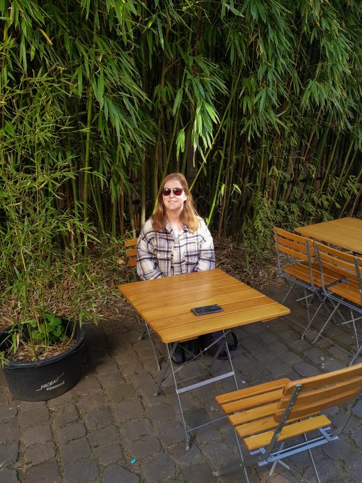 Das Foto zeigt Melissa im Außenbereich des Restaurants Fabulose in der Dortmunder Nordstadt