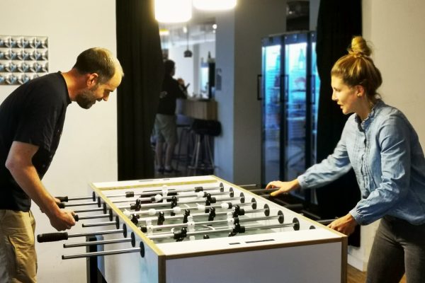 Das Foto zeigt Christoph und eine Freundin in der Trinkhalle am Flöz im Kreativquartier Ückendorf in Gelsenkirchen