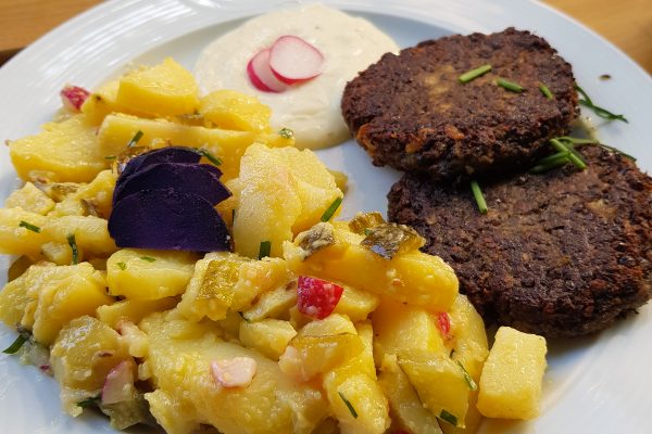 Das Foto zeigt Kartoffelsalat im Restaurant Fabulose in der Dortmunder Nordstadt