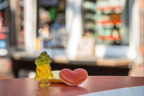 Das Bild zeigt Bonbon vor eine Trinkhalle