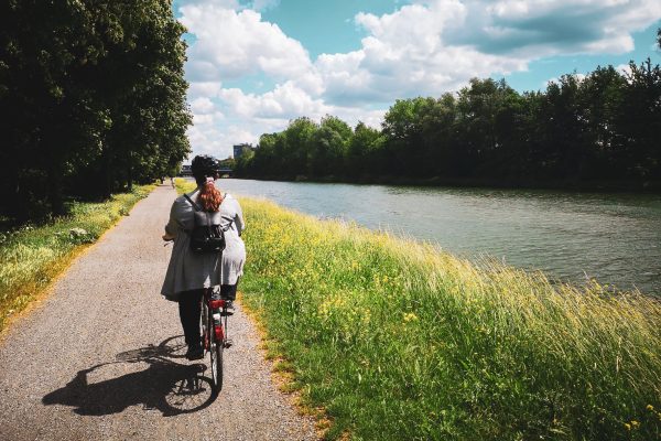 Das Bild zeigt eine Person auf einem Fahrrad am Rhein-Herne Kanal in Oberhausen