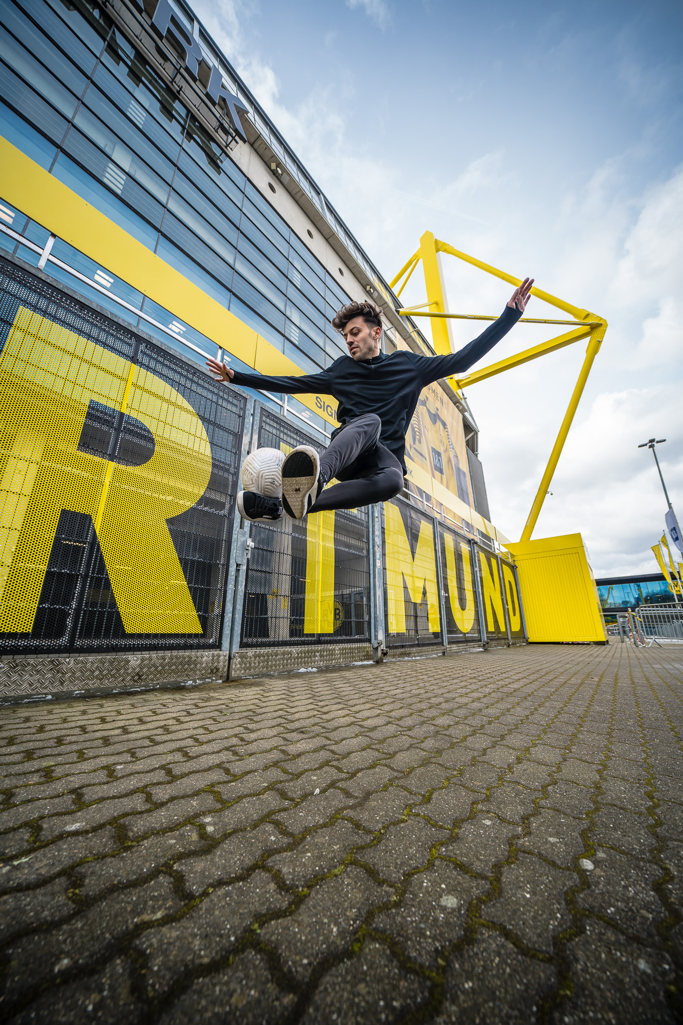 Das Foto zeigt Marcel Gurk beim Freestyle Tricking vor dem Stadion von Borussia Dortmund