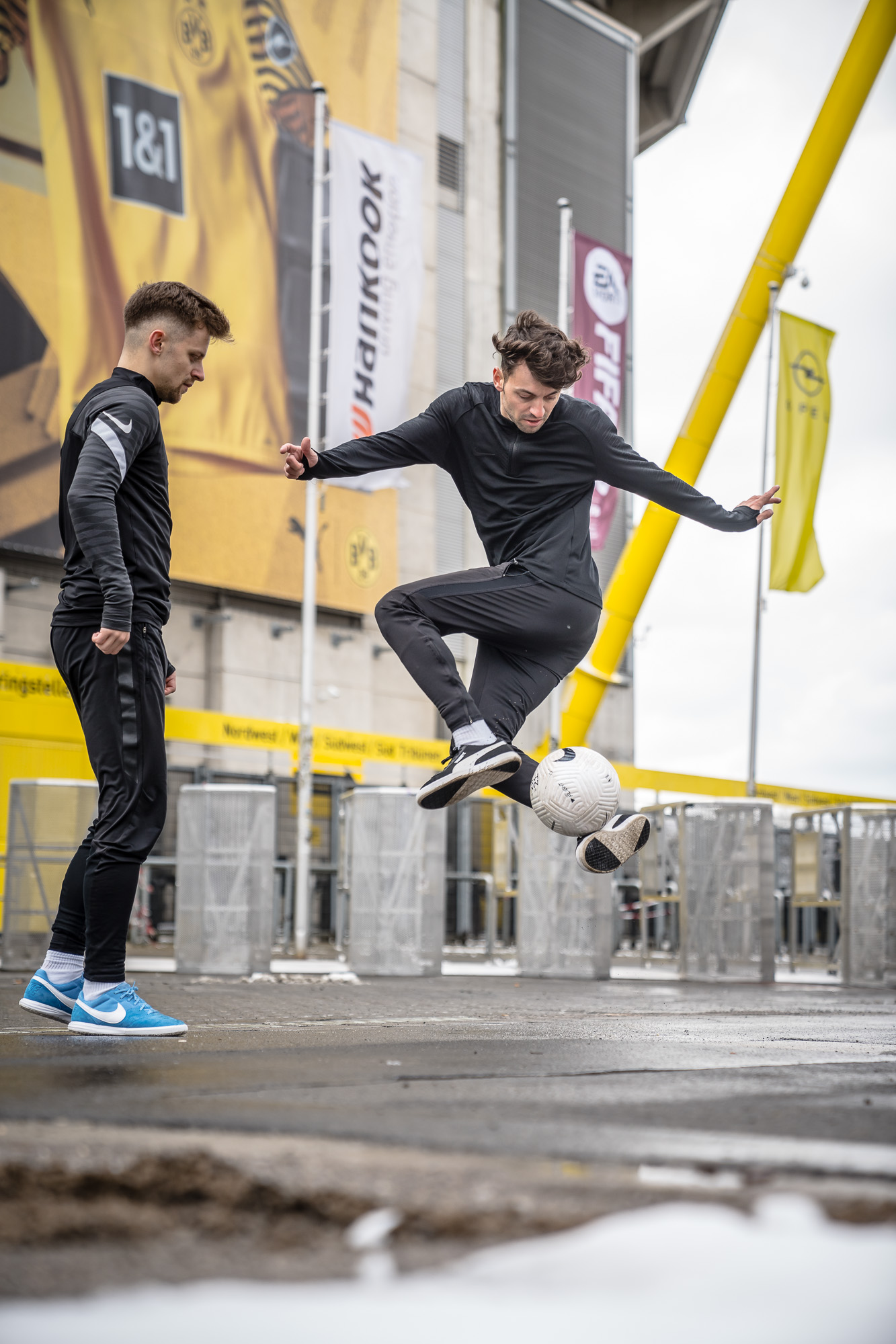 Das Bild zeigt Marcel und Pascal Gurk beim Freestyle Tricking vor dem Signal Iduna Park in Dortmund