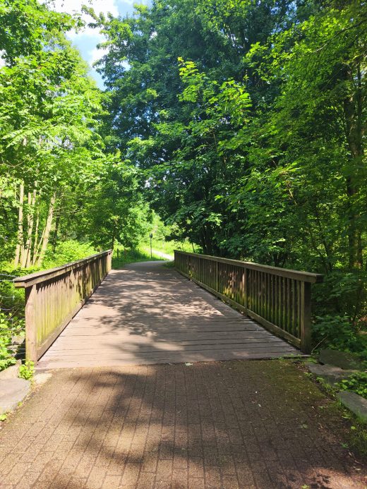 Das Foto zeigt eine Brücke in Mülheim beim Spazieren im Ruhrebiet