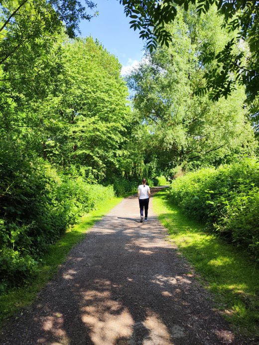 Das Foto zeigt Laura am Ruhrufer in Mülheim beim Spazieren im Ruhrebiet