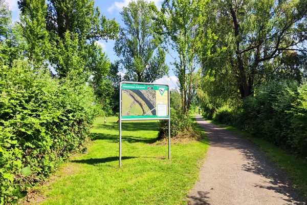 Das Foto zeigt das Landschaftsschutzgebiet an der Ruhr in Mülheim beim Spazieren im Ruhrebiet