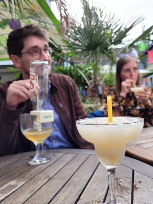 Das Foto zeigt Melissa mit Freunden und Cocktails im Hinterhof der TequilaRia in Bochum