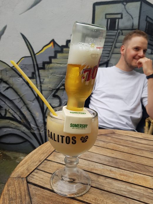 Das Foto zeigt einen Cocktail im Hinterhof der TequilaRia in Bochum