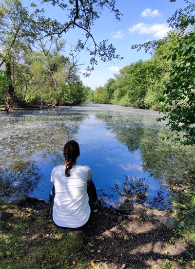 Das Foto zeigt Laura im Landschaftsschutzgebiet an der Ruhr in Mülheim beim Spazieren im Ruhrebiet