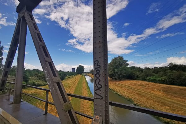 Das Foto zeigt die Emscher in Oberhausen