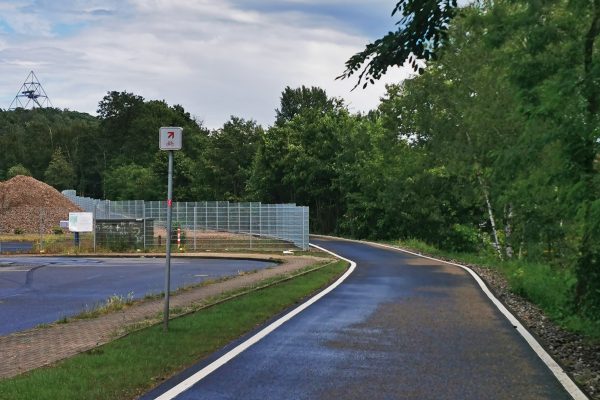 Das Foto zeigt eine asphaltierte Bahntrasse am Tetraeder in Bottrop