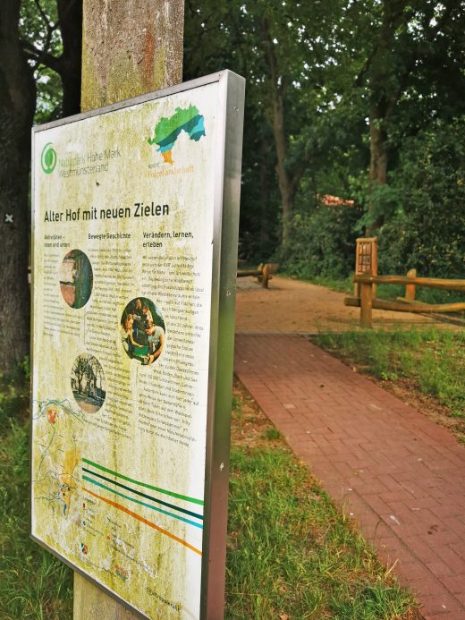 Das Foto zeigt Infotafeln am Eingang des Heidhofs in Bottrop