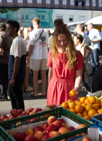 Das Foto zeigt Rebecca auf dem Moltkemakrt in Bochum beim Einkaufen für einen Kochkurs in der Kochschule Kochmomente in Bochum