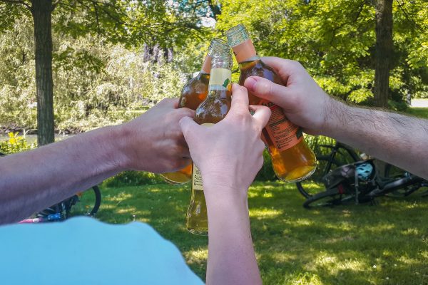 Das Foto zeigt ein Picknick im Schlosspark Weitmar in Bochum