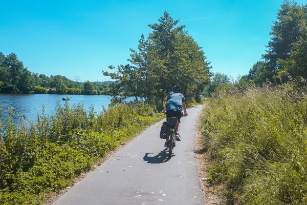 Das Foto zeigt einen Radfahrer auf dem RuhrtalRadweg in Bochum Dahlhausen