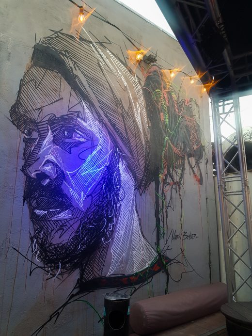 Das Foto zeigt ein Grafitti mit Lichterkette im Junkyard in Dortmund