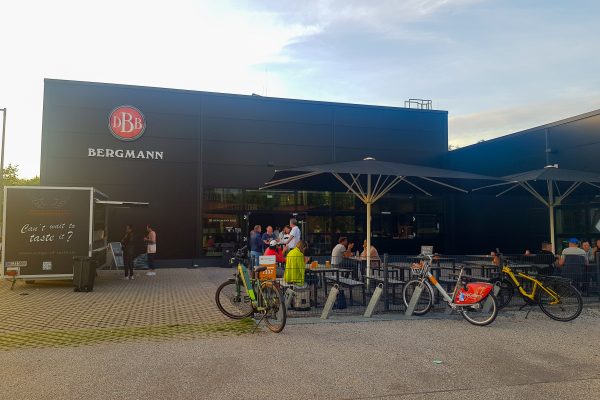 Das Foto zeigt die Stehbierhalle der Bergmann Brauerei in Dortmund