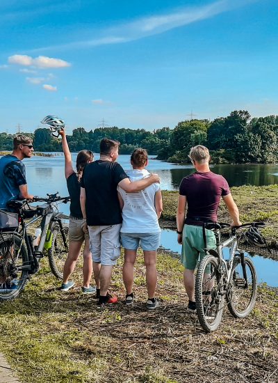 Das Foto zeigt Radfahrer am Ümminger See in Bochum