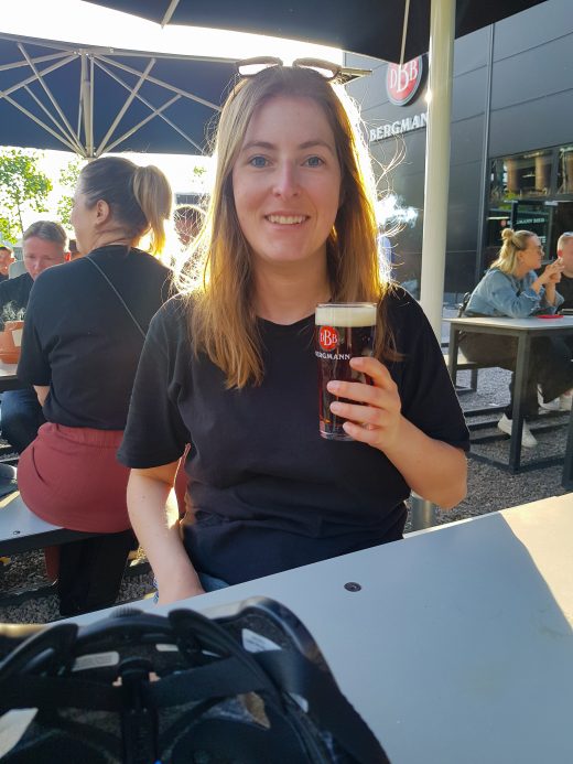 Das Foto zeigt Melissa mit einem Bergmann Spezial der Stehbierhalle der Bergmann Brauerei in Dortmund