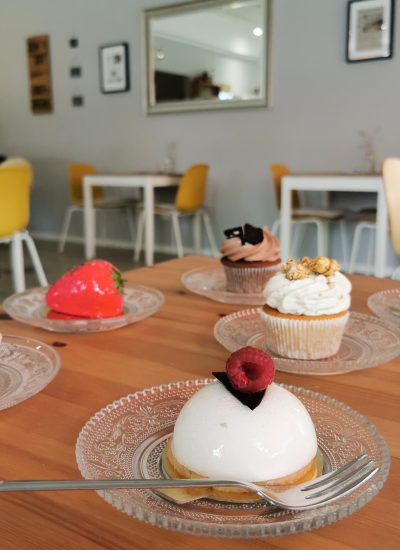 Das Foto zeigt Cupcakes und Törtchen im Café Die kleine Zuckerbäckerei in Bochum