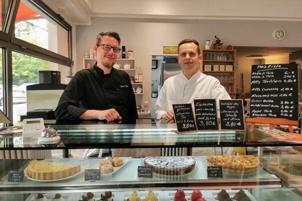 Das Foto zeigt Oliver Pape und Valentin Murch, die Betreiber des Cafés DIe kleine Zuckerbäckerei in Bochum