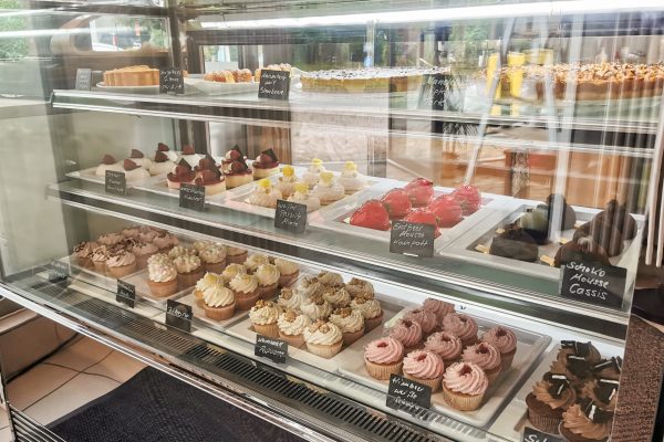 Das Foto zeigt die Kuchentheke des Cafés Die kleine Zuckerbäckerei in Bochum