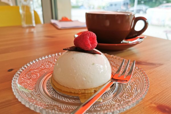 Das Foto zeigt ein Mousse Törtchen im Café Die kleine Zuckerbäckerei in Bochum