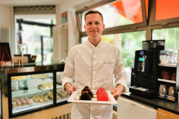 Das Foto zeigt Valentin Murch, den Betreiber des Cafés Die kleine Zuckerbäckerei in Bochum