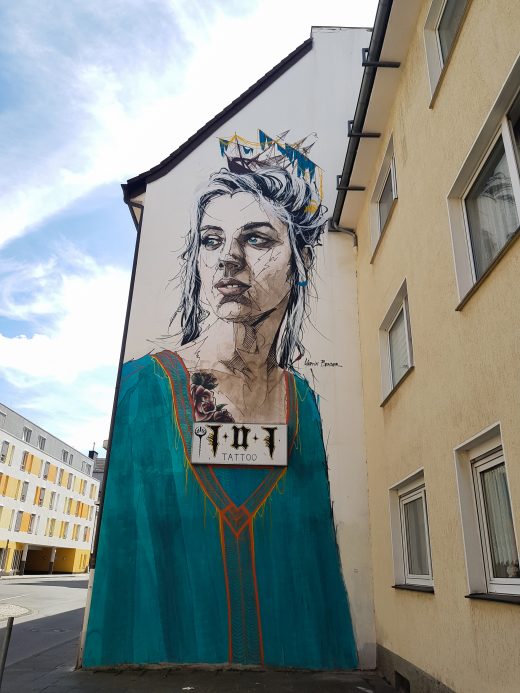 Das Foto zeigt ein Mural auf dem Weg zum Bunker in Hagen, ein Lost Place im Ruhrgebiet