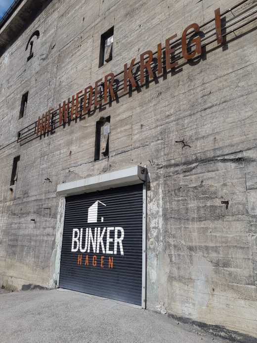 Das Foto zeigt den Bunker in Hagen von außen, ein Lost Place im Ruhrgebiet