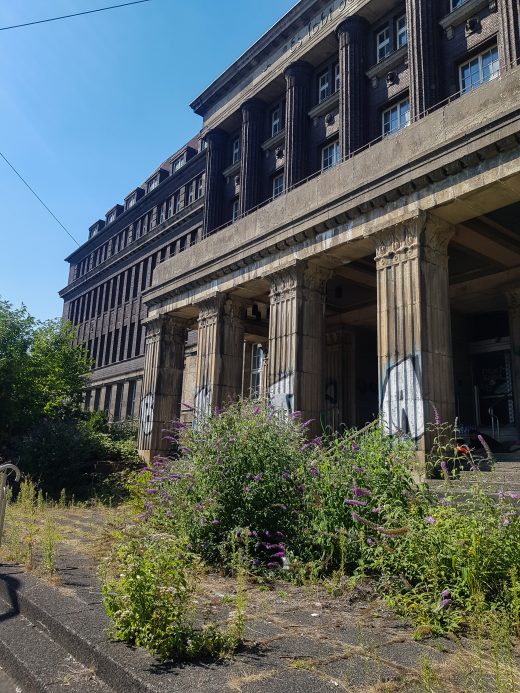 Das Foto zeigt die ehemalige Hoeschzentrale in Dortmund, ein Lost Place im Ruhrgebiet