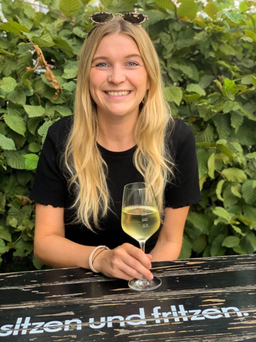 Das Foto zeigt Leonie im Außenbereich der Weinbar Le Chat Noir in Essen