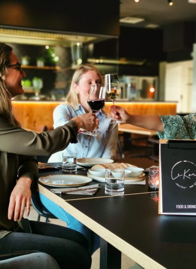 Das Foto zeigt Leonie, Katalina und Christin in der Weinbar LeKork in Bochum