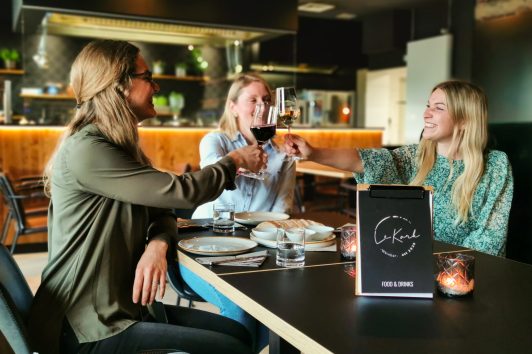 Das Foto zeigt Leonie, Katalina und Christin in der Weinbar LeKork in Bochum