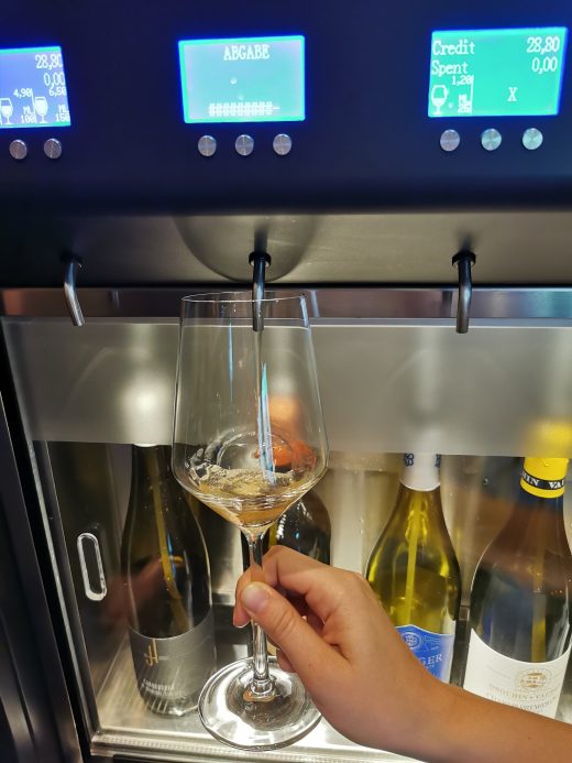 Das Foto zeigt ein Glas Wein in der Weinbar LeKork in Bochum