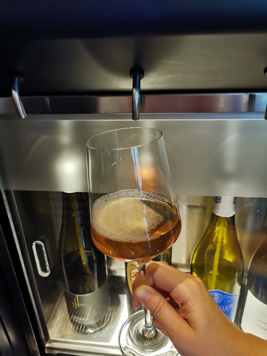 Das Foto zeigt ein Glas Wein in der Weinbar LeKork in Bochum