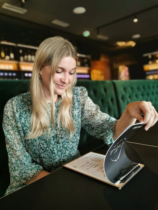 Das Foto zeigt Leonie in der Weinbar LeKork in Bochum