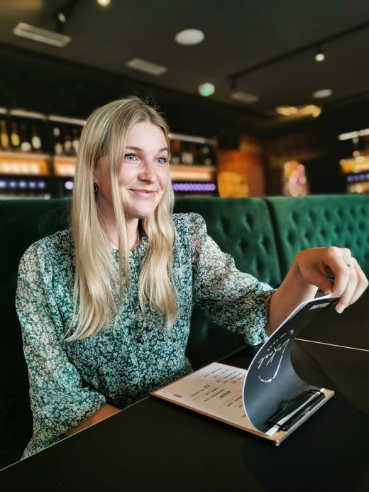 Das Foto zeigt Leonie in der Weinbar LeKork in Bochum