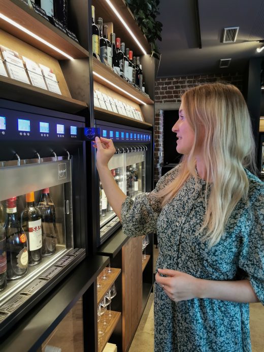 Das Foto zeigt Leonie in der Weinbar LeKork in Bochum